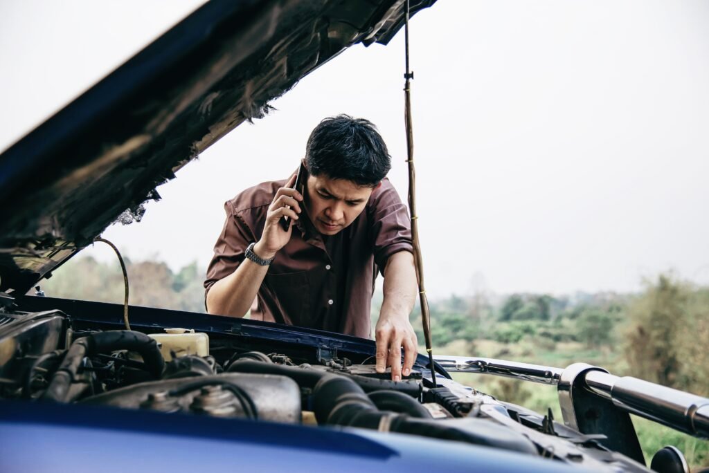 Man try fix car engine problem local road in Nashville, TN | Roberts Mobile Mechanics